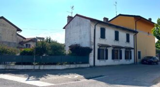 CASA SEMICENTRALE CON GIARDINO