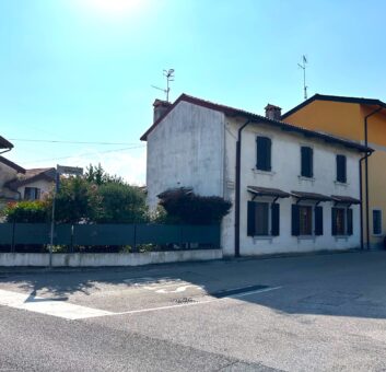 CASA SEMICENTRALE CON GIARDINO