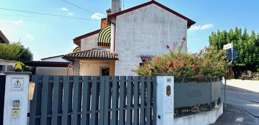 CASA SEMICENTRALE CON GIARDINO