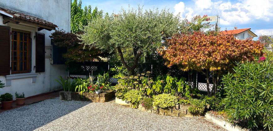 CASA SEMICENTRALE CON GIARDINO