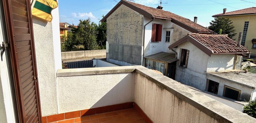 CASA SEMICENTRALE CON GIARDINO