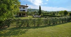 CASA IMMERSA NEL VERDE