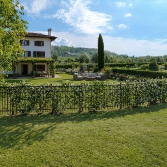 CASA IMMERSA NEL VERDE