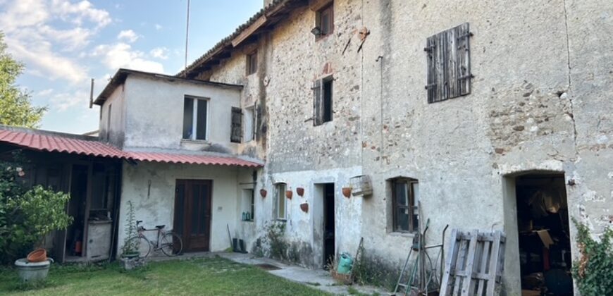 CASA INDIPENDENTE DA RISTRUTTURARE CON GIARDINO