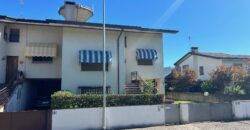 VILLETTA A SCHIERA DI TESTA CON GIARDINO