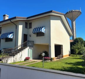 VILLETTA A SCHIERA DI TESTA CON GIARDINO