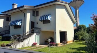 VILLETTA A SCHIERA DI TESTA CON GIARDINO