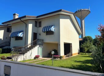 VILLETTA A SCHIERA DI TESTA CON GIARDINO