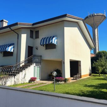 VILLETTA A SCHIERA DI TESTA CON GIARDINO
