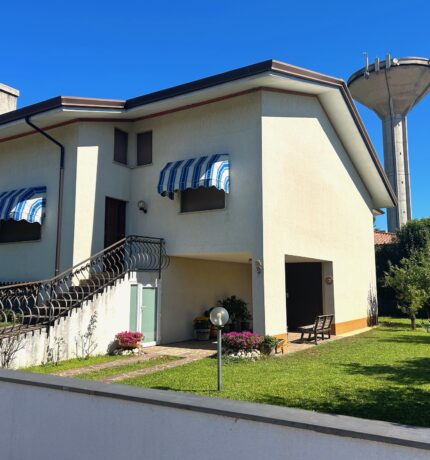 VILLETTA A SCHIERA DI TESTA CON GIARDINO