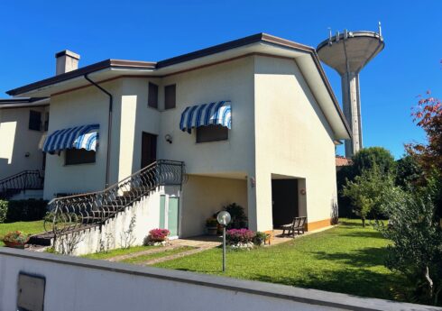 VILLETTA A SCHIERA DI TESTA CON GIARDINO