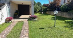 VILLETTA A SCHIERA DI TESTA CON GIARDINO