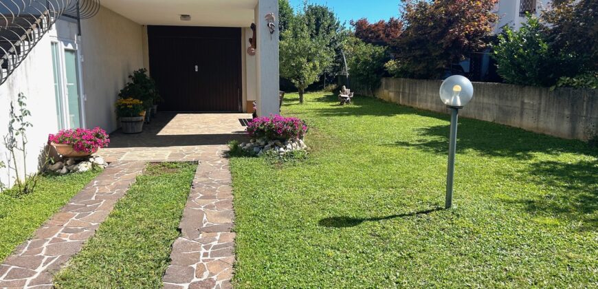 VILLETTA A SCHIERA DI TESTA CON GIARDINO