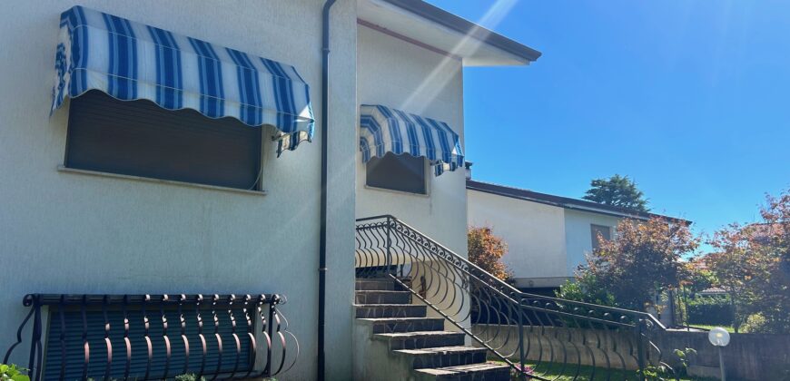 VILLETTA A SCHIERA DI TESTA CON GIARDINO