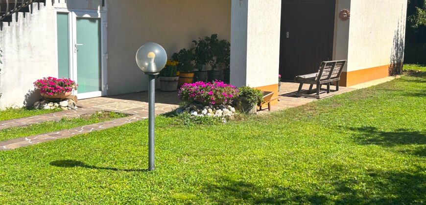 VILLETTA A SCHIERA DI TESTA CON GIARDINO