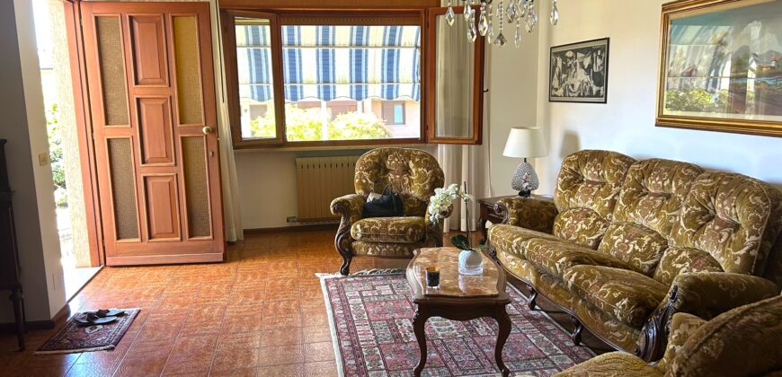 VILLETTA A SCHIERA DI TESTA CON GIARDINO