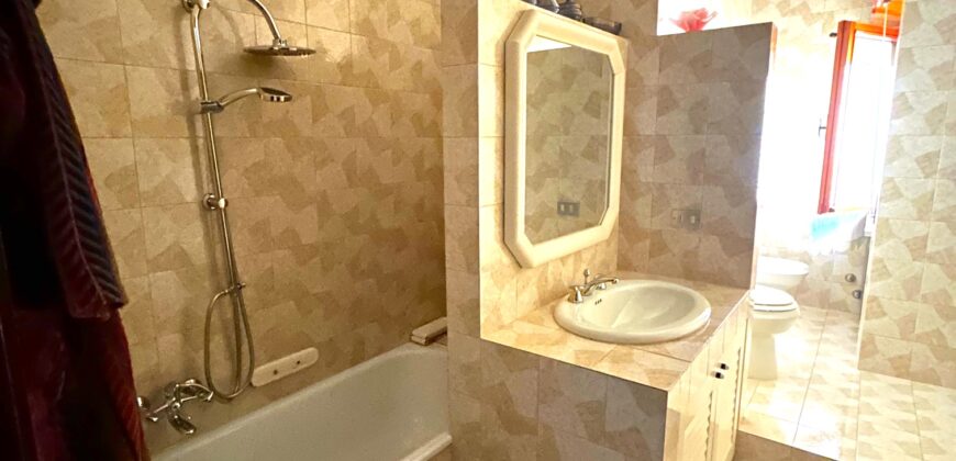VILLETTA A SCHIERA DI TESTA CON GIARDINO