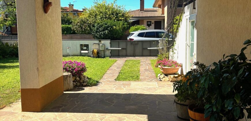 VILLETTA A SCHIERA DI TESTA CON GIARDINO
