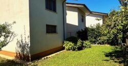 VILLETTA A SCHIERA DI TESTA CON GIARDINO