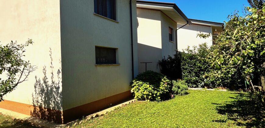 VILLETTA A SCHIERA DI TESTA CON GIARDINO