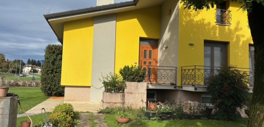 VILLA INDIPENDENTE CON AMPIO GIARDINO