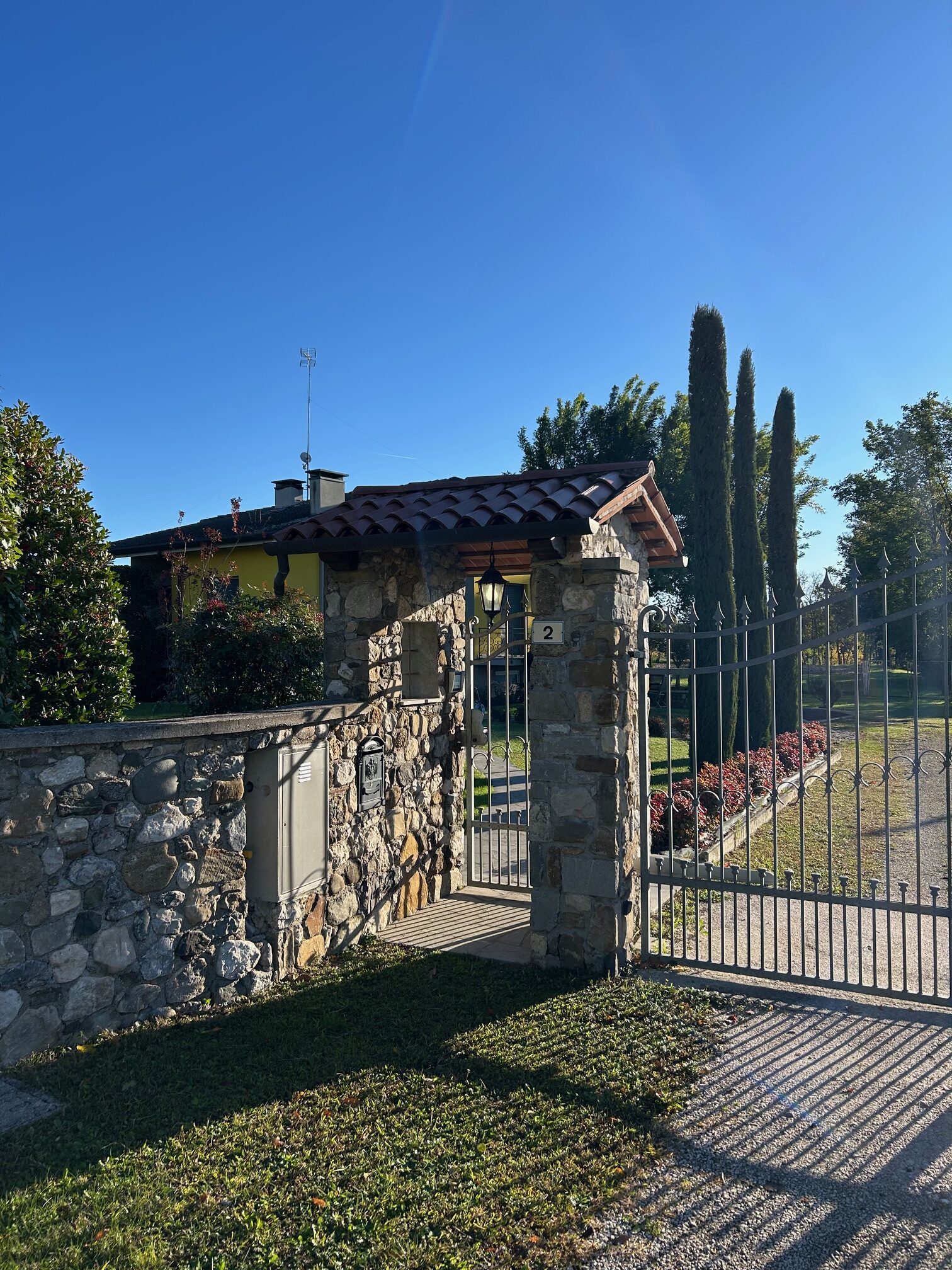VILLA INDIPENDENTE CON AMPIO GIARDINO