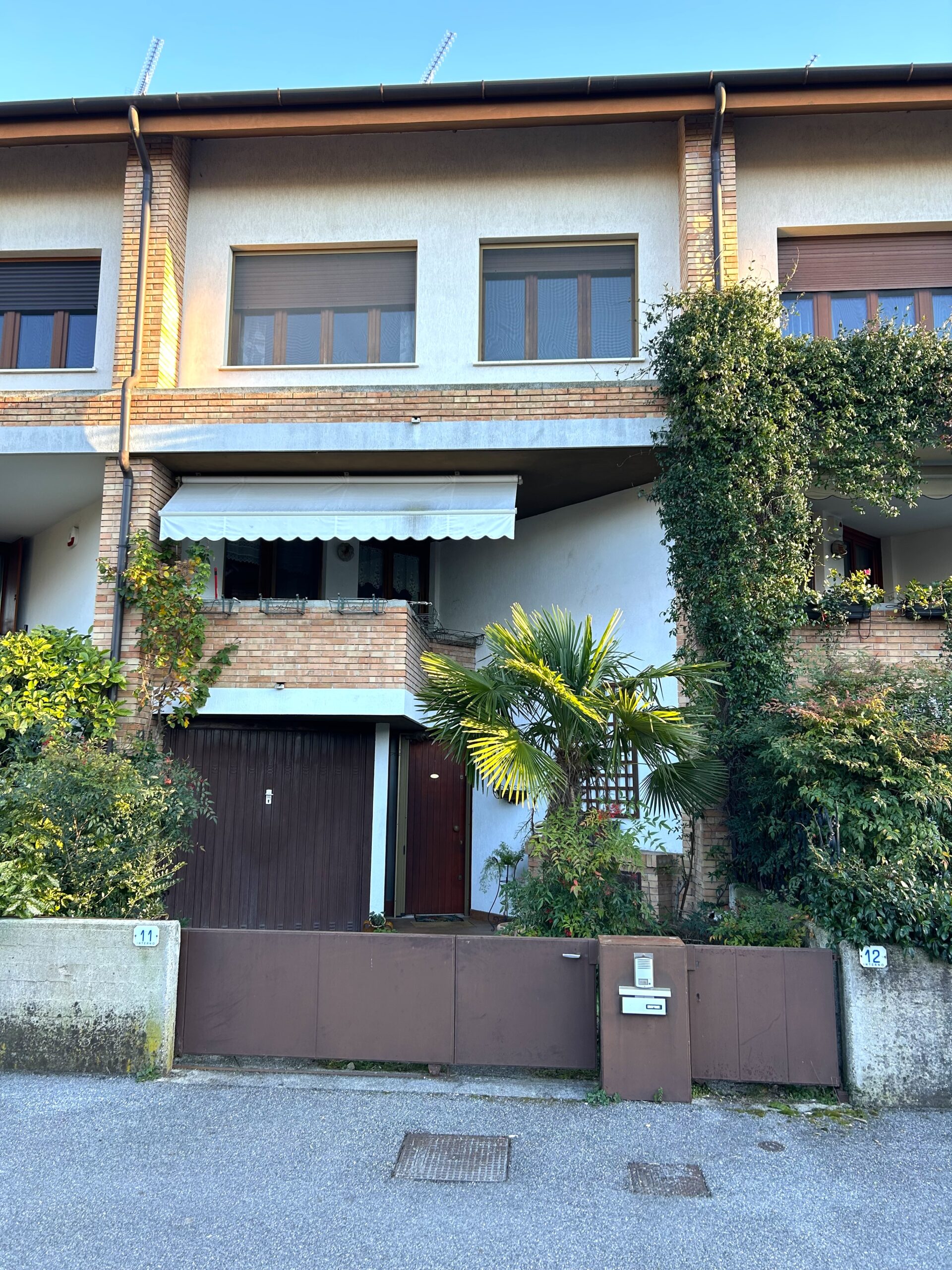 VILLA A SCHIERA CON GIARDINO