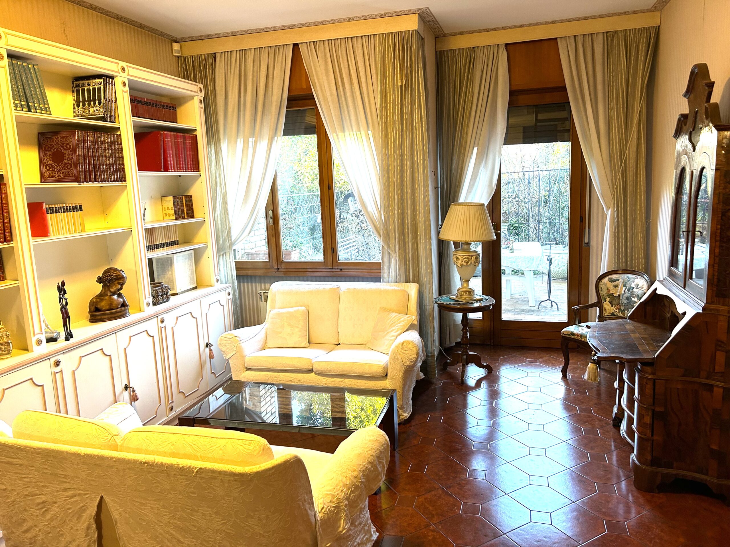 VILLA A SCHIERA CON GIARDINO