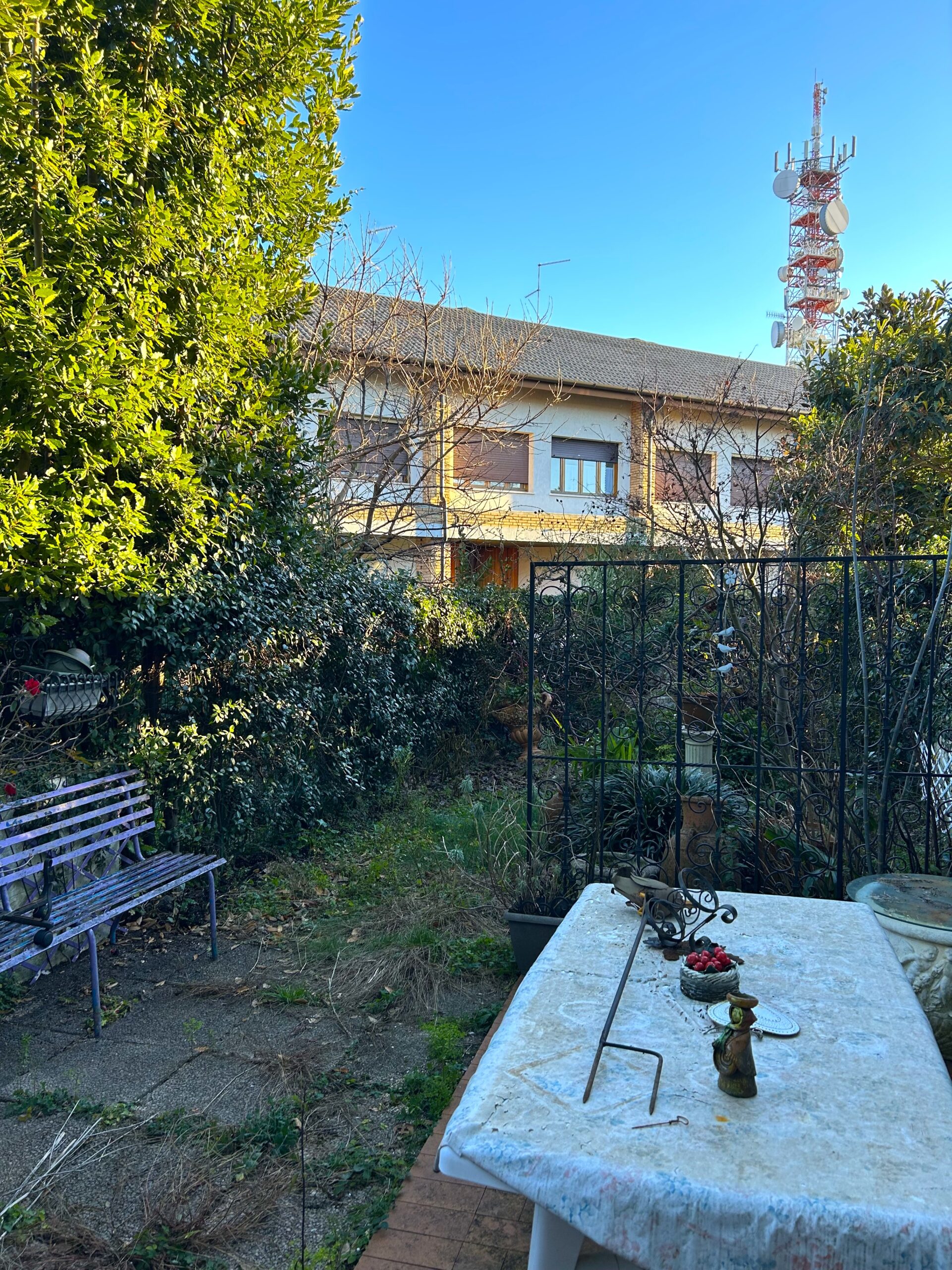 VILLA A SCHIERA CON GIARDINO