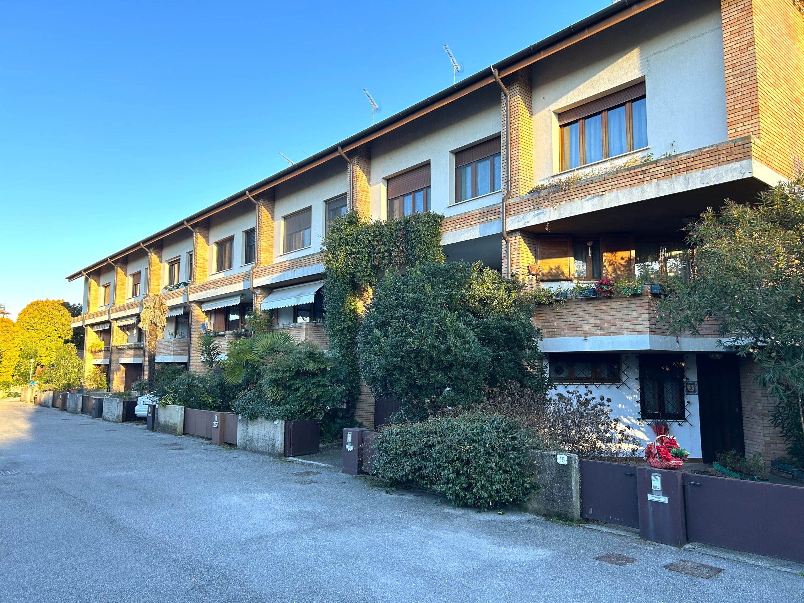 VILLA A SCHIERA CON GIARDINO