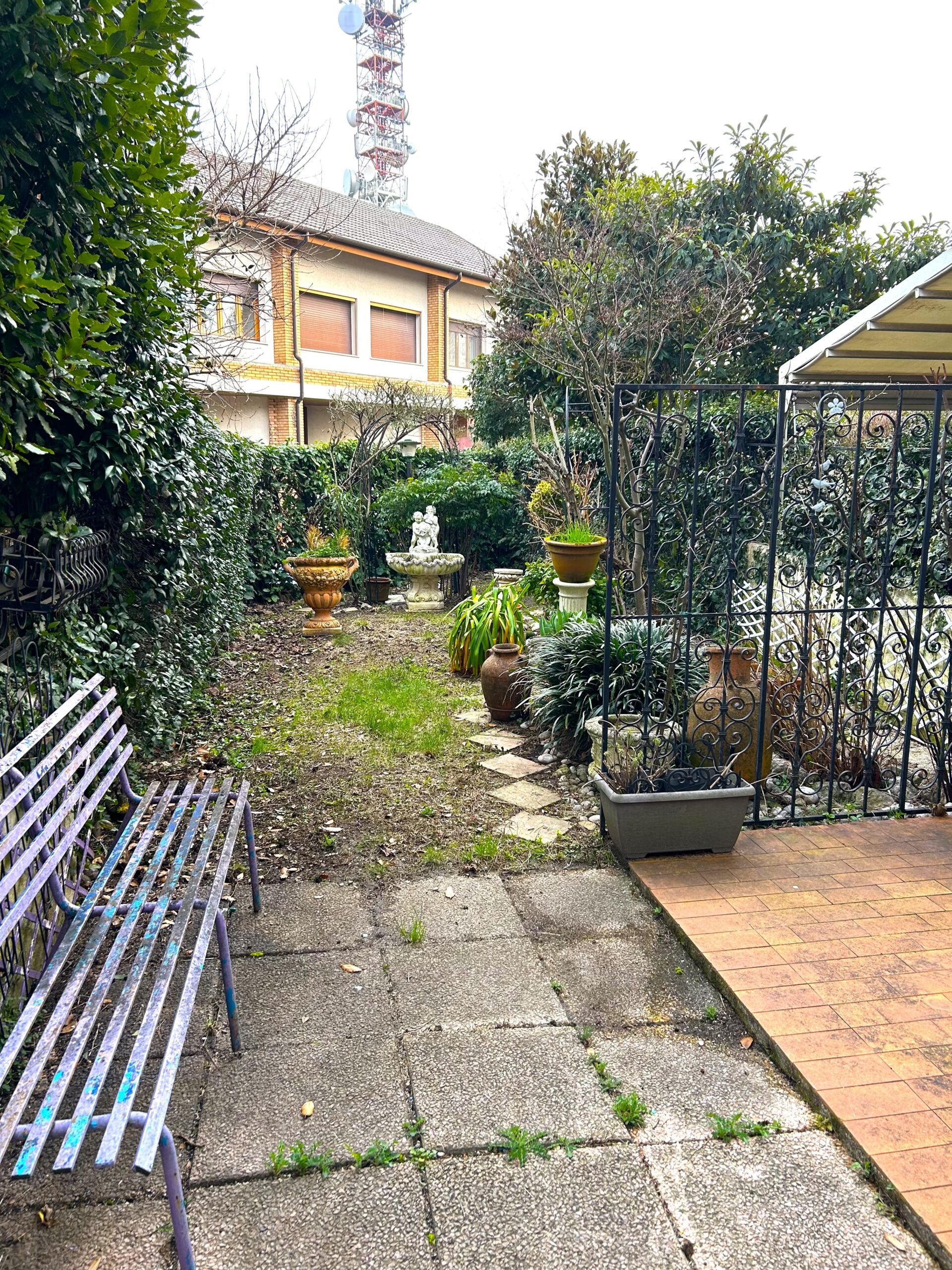 VILLA A SCHIERA CON GIARDINO