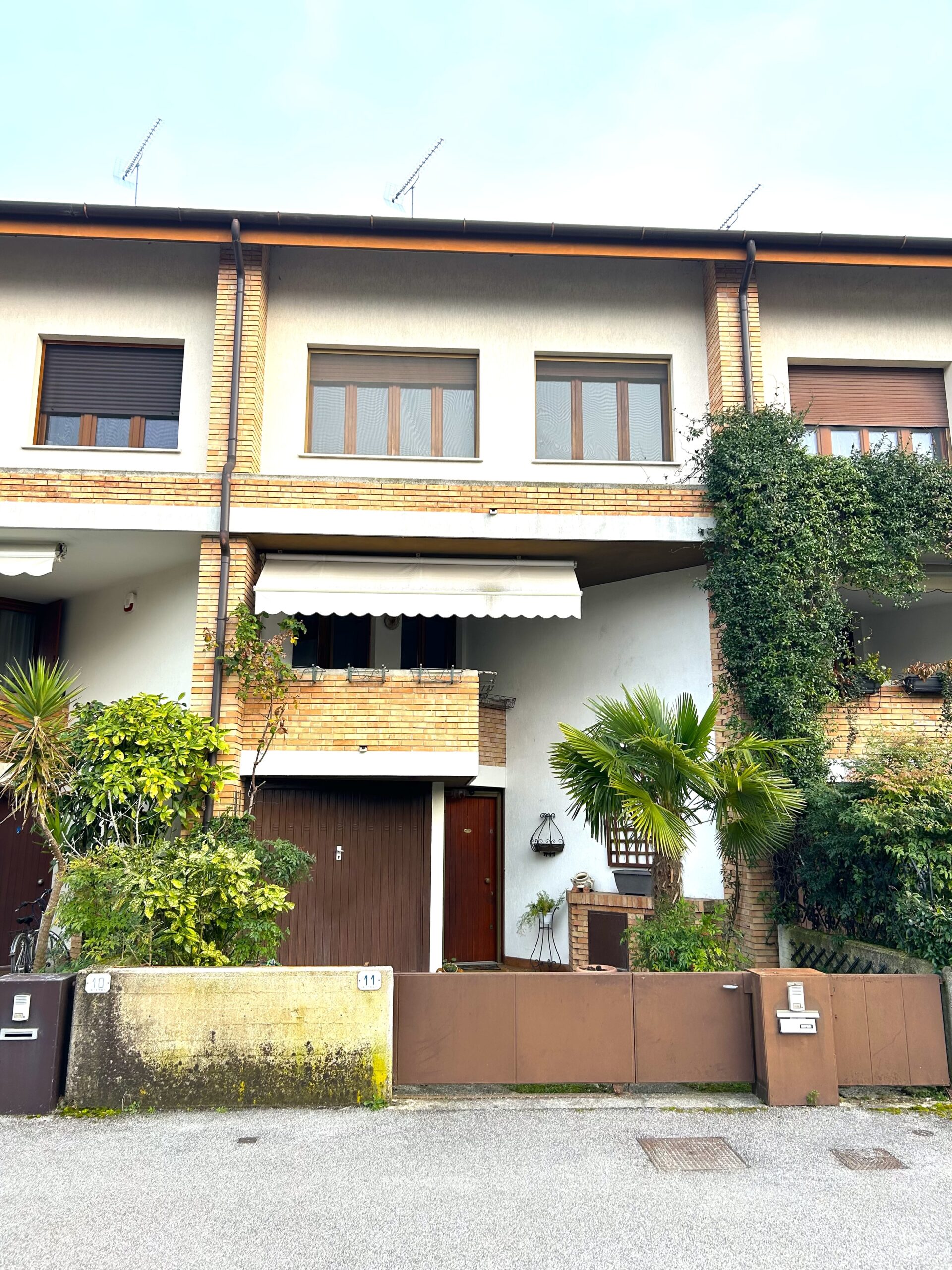 VILLA A SCHIERA CON GIARDINO