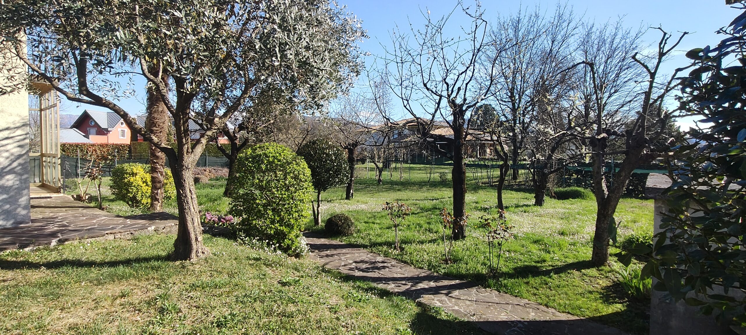 VILLA INDIPENDENTE CON GIARDINO