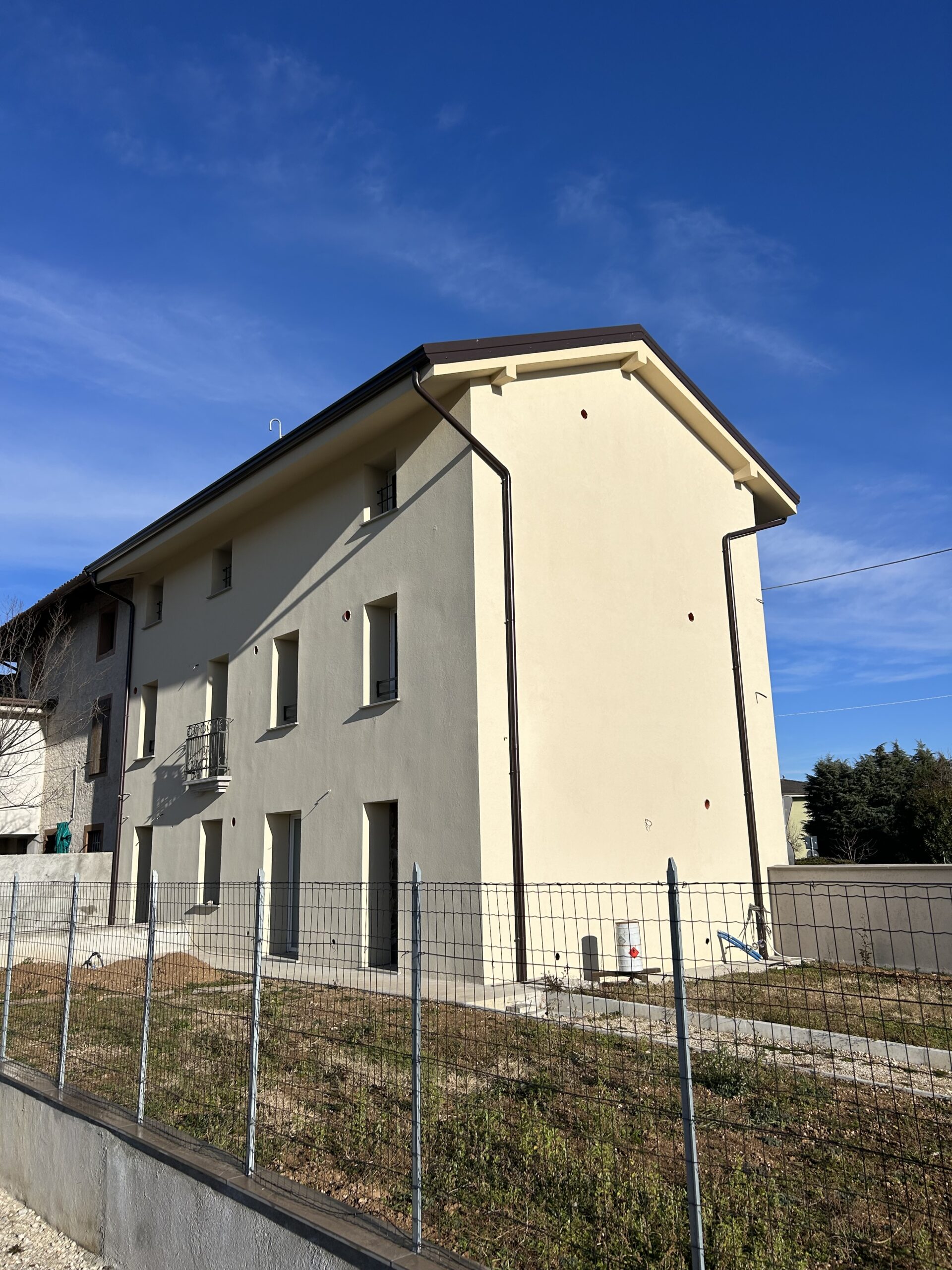 APPARTAMENTO SU DUE LIVELLI CON GIARDINO