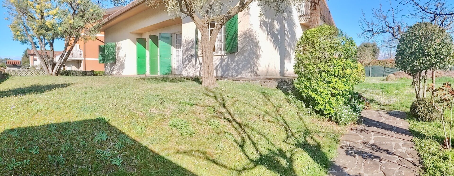 VILLA INDIPENDENTE CON GIARDINO