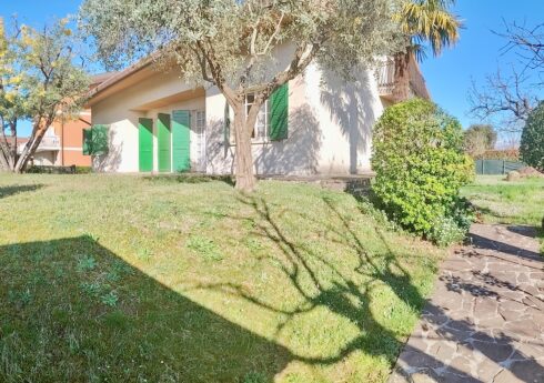 VILLA INDIPENDENTE CON GIARDINO